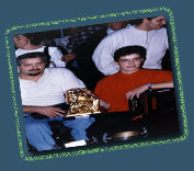 Francesco e il papà con il trofeo di campione del mondo